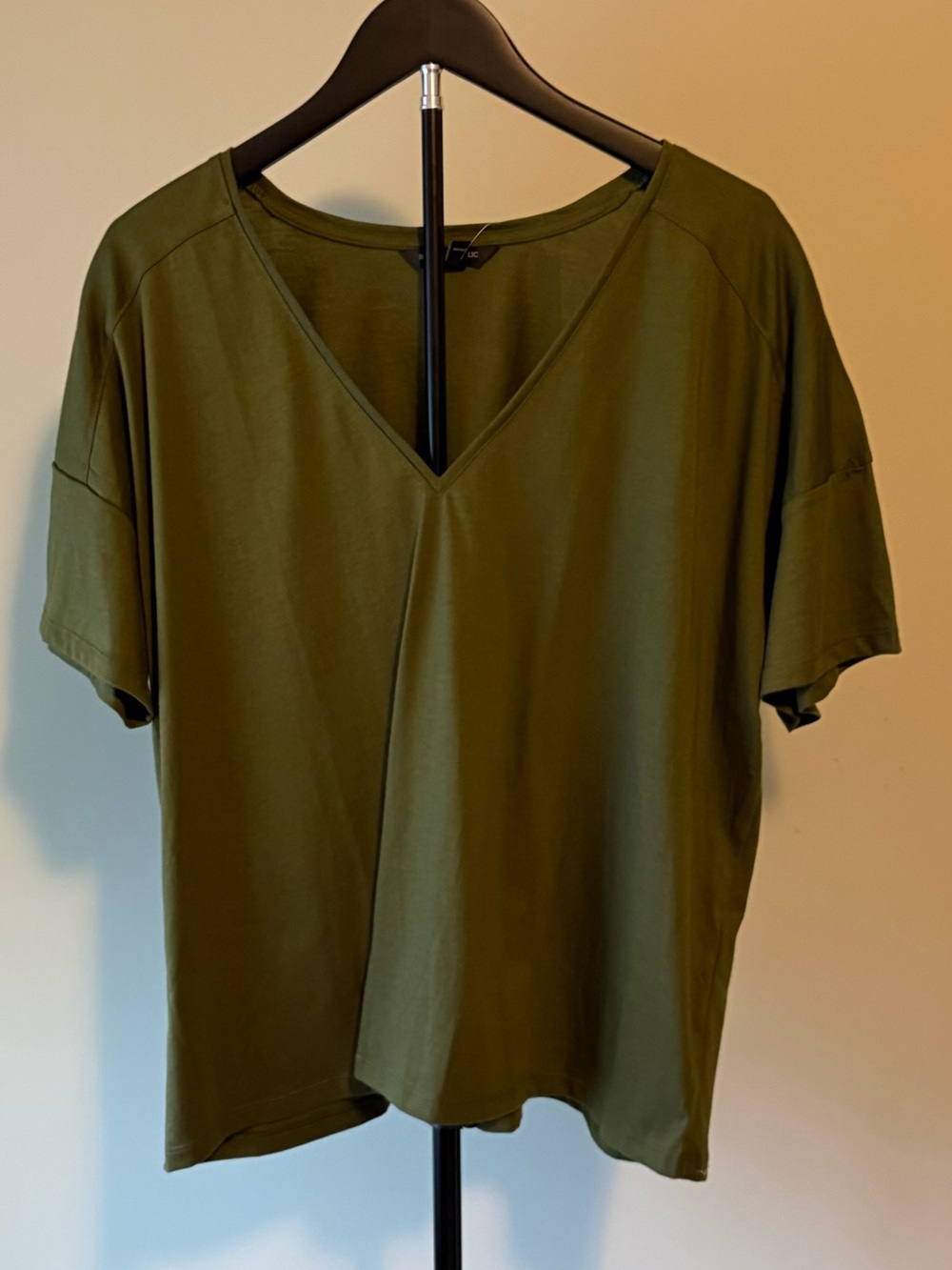NWT Banana Republic Olive V-Neck Short Sleeve Tee SZ XL (23" P2P)